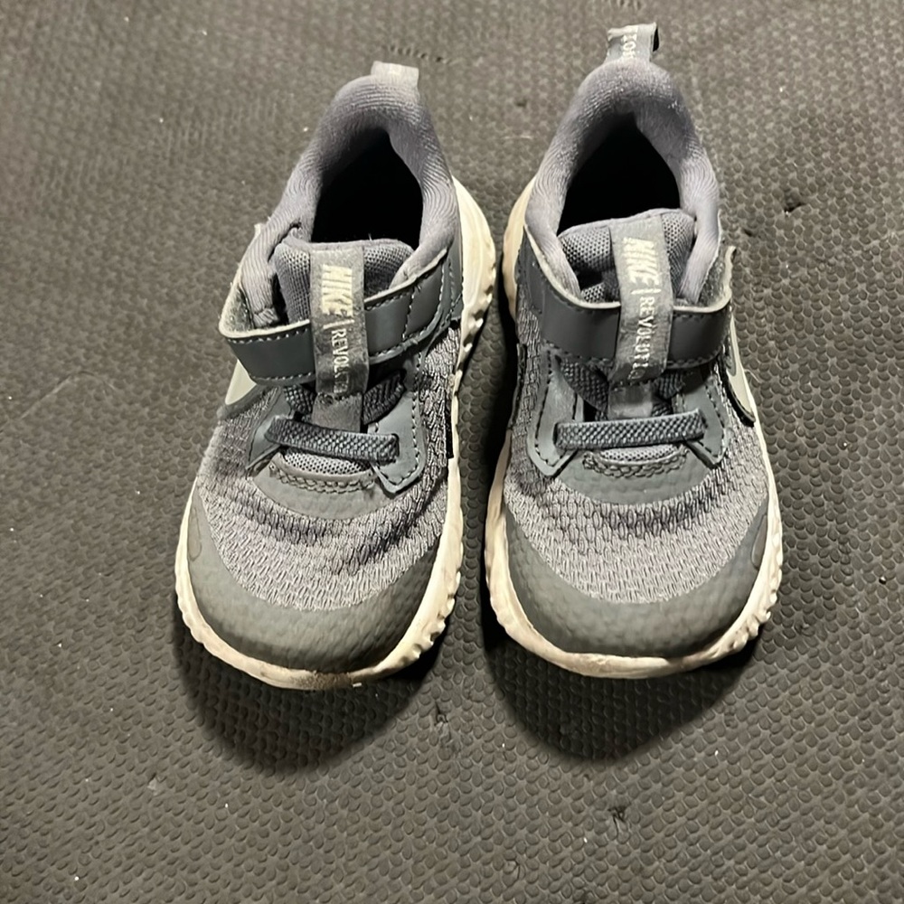 Nike revelation gray Velcro sneaker baby kids size 6